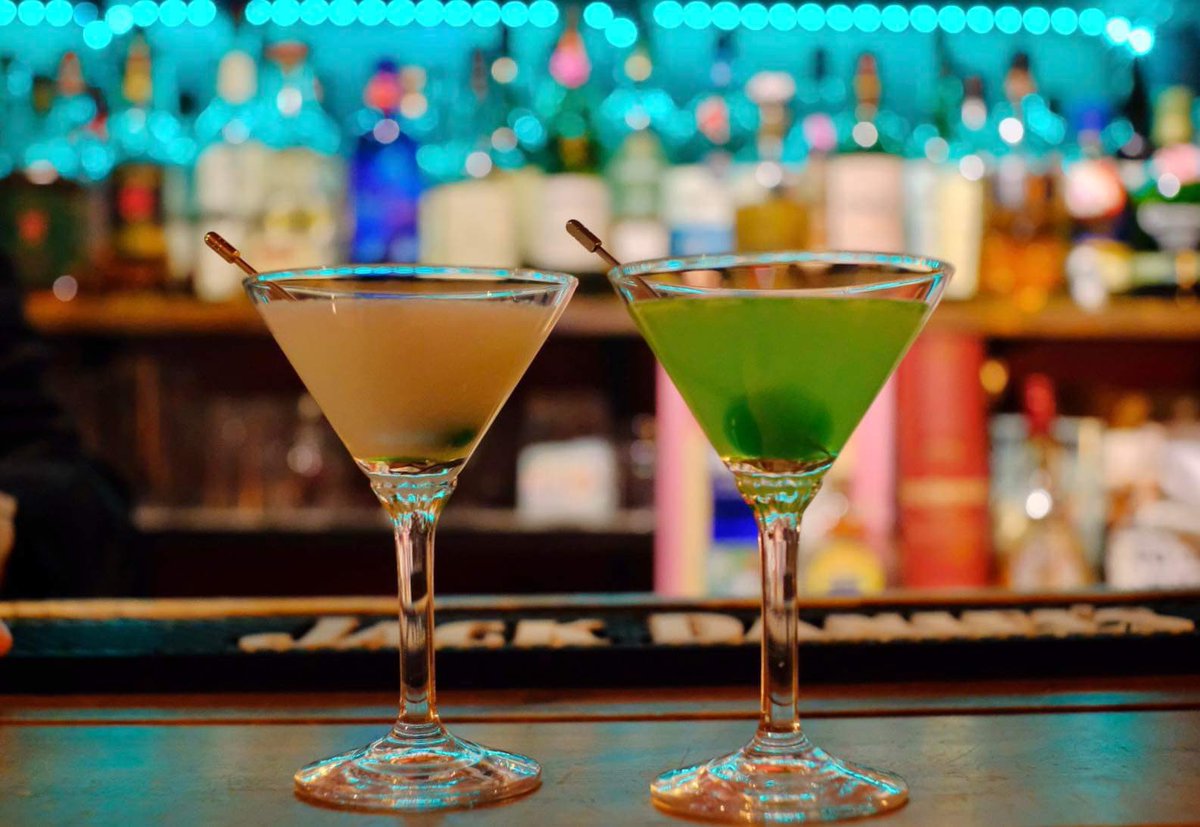 BARREDCORNER's tweet image. 1/11木曜晴れ残り福に、犬の日
レッドコーナーは元気に18:00-24:00openしています、みなさまのお越しをお待ちしております。先日ご来店いただきましたAsukaさんが撮影してくださいました、#オリジナルカクテル🍸
The green noteとThe edge of greenアルコールバージョン！
ああ…みどりにつつまれよう