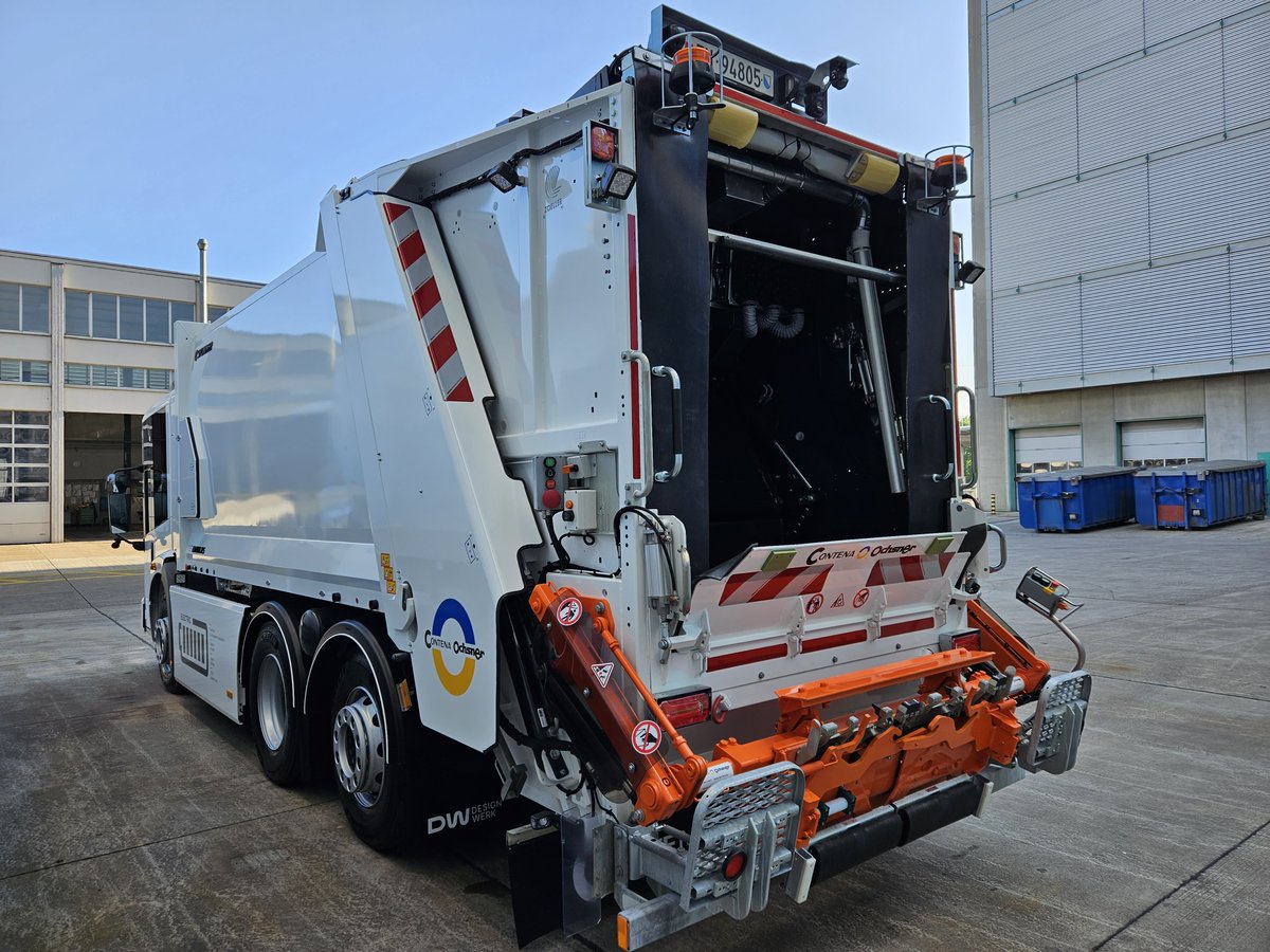 designwerkgroup's tweet photo. 26 elektrische Müllsammelfahrzeuge für die Stadt Zürich ♻
26 electric waste collection vehicles for the city of Zurich ♻
#Designwerk #Zuerich #Recycling #eMobility https://t.co/g95N6zpNtt
