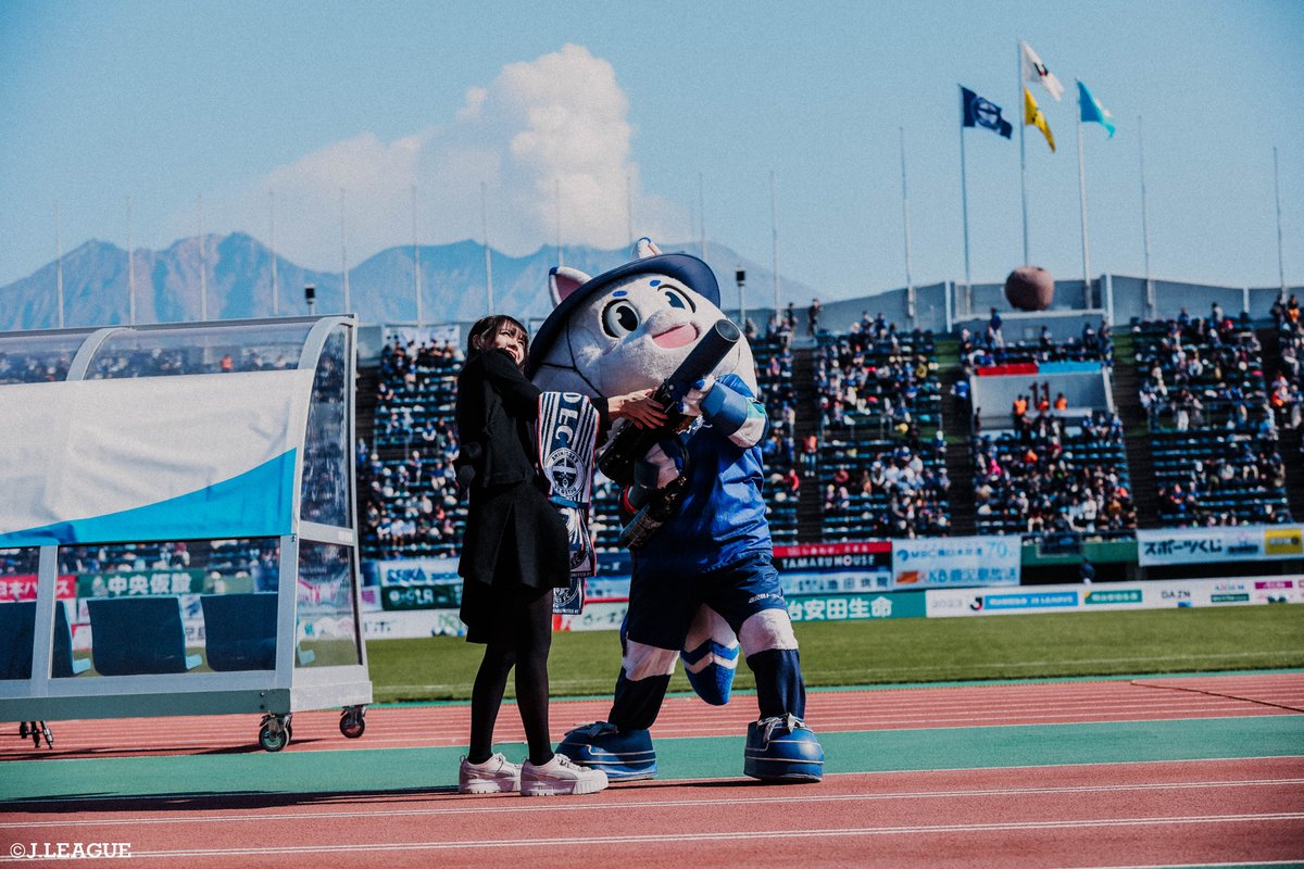 J_League's tweet photo. ／
本日は #桜島の日🌋
＼

#鹿児島ユナイテッドＦＣ のホームスタジアムである白波スタジアムから見える桜島をお届け👀

@kagoshimaufc https://t.co/fqM76DVVz0