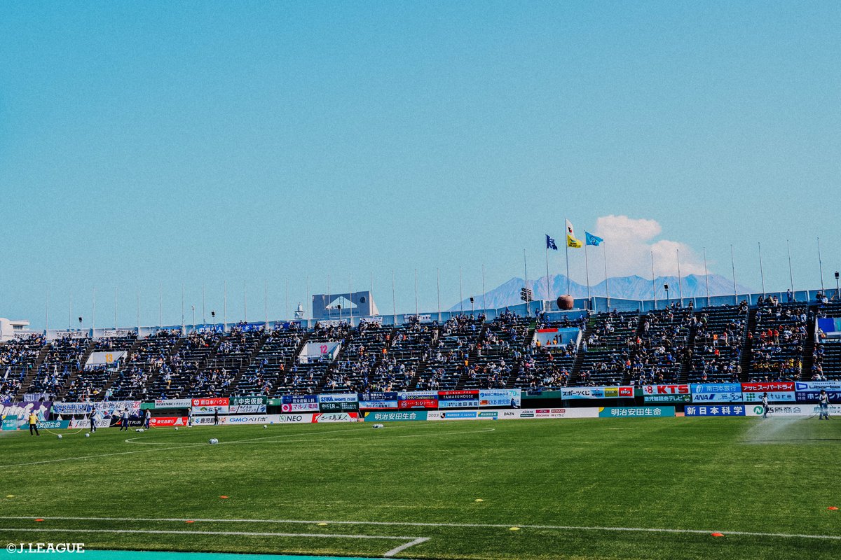 J_League's tweet photo. ／
本日は #桜島の日🌋
＼

#鹿児島ユナイテッドＦＣ のホームスタジアムである白波スタジアムから見える桜島をお届け👀

@kagoshimaufc https://t.co/fqM76DVVz0