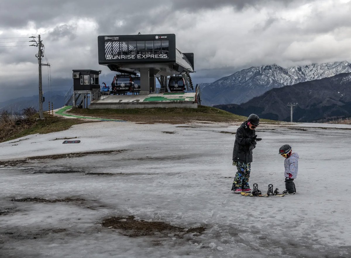 Parole del giorno: siccità di neve. E «snow loss cliff», il precipizio della perdita di neve. È uscito un nuovo studio, pubblicato ieri su Nature, il miglior sguardo che abbiamo su come stanno cambiando per sempre i nostri inverni. La neve è sensibile, umorale, non lineare. Prima