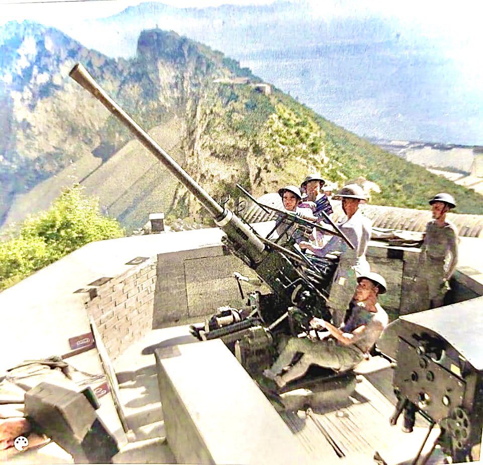 Anti-#Aircraft weapons and troops pictured atop the #RockOfGibraltar during #WW2 🇬🇮🇬🇮🇬🇧🇬🇧 #Gibraltar was bombed repeatedly throughout the #War, but remained a vital forward-operating base through to the end, thanks to those who protected it 🙏🏻