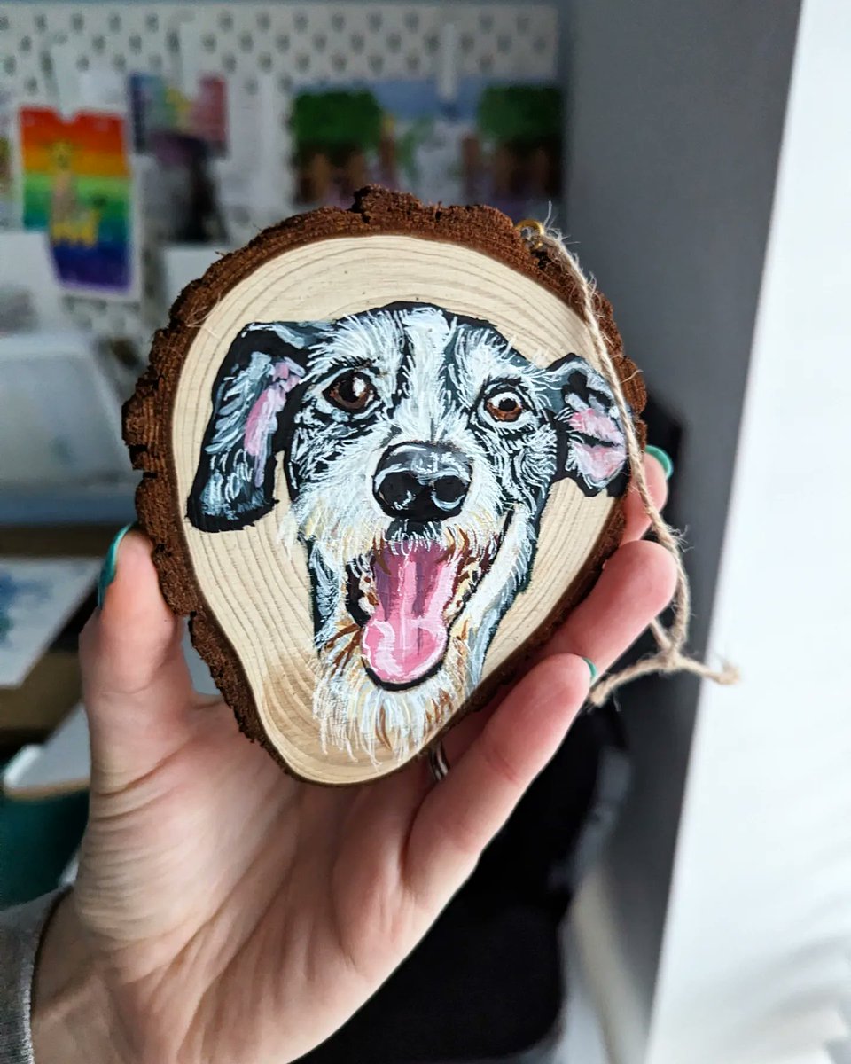 bethfrostart's tweet photo. My last wood slice of the pack, need to order some more for all your lovely pet commissions 🥰 #petportrait #ArtistOnTwitter #dogsoftwitter #dogpainting #logslicepainting #painting https://t.co/lxRdVT2kTR