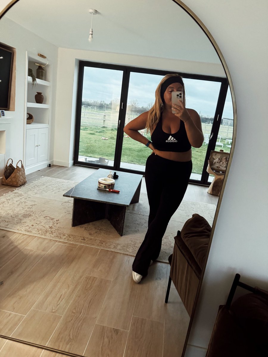 CarrieRosePR's tweet photo. It’s going to be a long road, but I need you to hold me accountable 💪🏽

Jan/feb are building months, what else is there to do.

but I’ve committed not just the next 2 months but at least 6 months to building a better lifestyle prioritising my fitness and health 

This is about building the very best version of me.  Imagine what I’m capable of when I improve the very thing that is my weakness - how i look and feel about myself.

Since October I’ve dropped 24lb which is 1 and half stone. I already feel so much more confident. I have big plans for this year, and I’m not going to get it done with this thing niggling at the back of my head about how I feel about me. 

This morning I completed my run, my first one back from Bali 🌴 

I’m part of a 6 month programme with a big time PT and I’m going for it 👊🏼🤜🏼