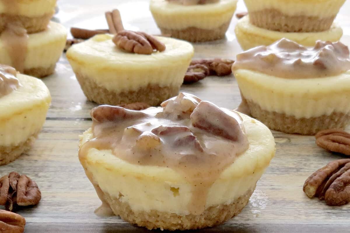 Keto Cheesecake Bites with Caramel Pecan Sauce dlvr.it/T1DqLc
