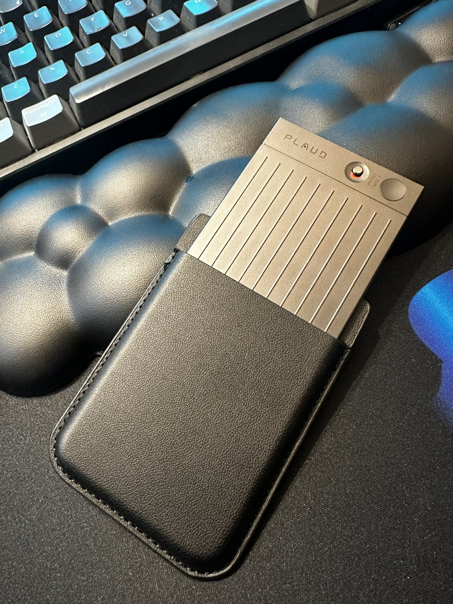 wakaski's tweet image. #indiegogo でゲットした #plaudnote 、メッチャ使える！ゴリッゴリのオーストラリア訛りのおっさんとの英語での会話もなんなく処理してくれるので時々パケロスする自分にはとても重宝する。そして会議終了わずか数分後には会議のサマリも作ってくれる。日本語も試してみなければ。…