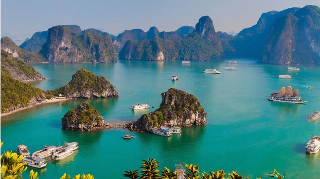 kclogo's tweet photo. Prominent in Ha Long Bay is Dau Go Cave. This is a spectacular cave containing giant stalactites and stalagmites. Legend has it that general Tran Hung Dao used this place as a battlefield to fight against Mongol invaders in the 13th century. Therefore, it is not only natural beauty