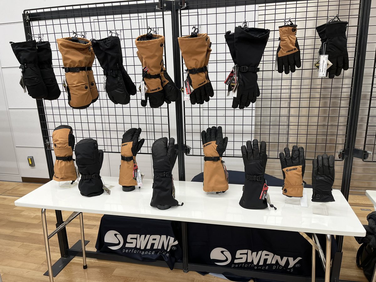 kenken8848's tweet photo. 展示会・新製品発表会の季節だね
クライミングに適したレザーグローブから、ヒマラヤ対応グローブまで。
ベーステントやフィールドで使えるマットチェアー、メリノウールのハイクオリティなソックスなどなど…
いろいろ見てきました〜❣️
#swany
#point6 https://t.co/AtJDZxtl7u