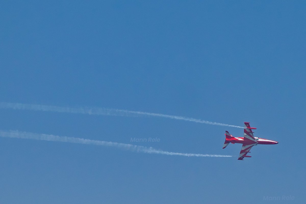 MannRele7's tweet photo. Welcome Back Suryakiran! After 20 Years❤️
Shot on @NikonIndia 
Marine Drive
12-1pm 
Till 14th January
@Suryakiran_IAF
#Indianairforce #mumbaiairshow #Airshow #suryakiran #IncredibleIndia @NatGeo #natgeo @anandmahindra @ratantata @mipaltan @MumbaiPolice #mumbai #Airforce @mybmc https://t.co/qBX6XcYUMl