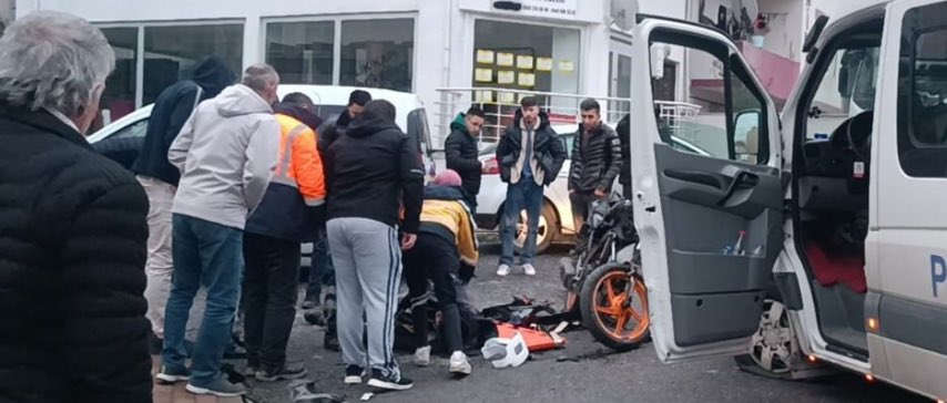 Çayırova’da servis minibüsüyle motosikletin kafa kafaya çarpıştı  kazada motosiklet sürücüsü yaralandı.