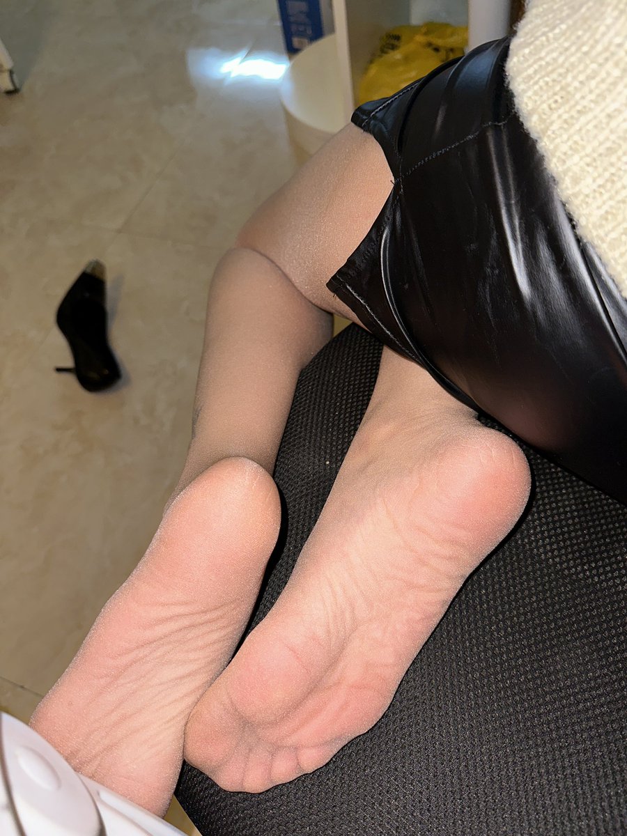 今日幻想：在工位上被撩开包臀裙摸臀然后买可乐

#丝袜 #原味 #美腿 https://t.co/A8ltDK4EtJ