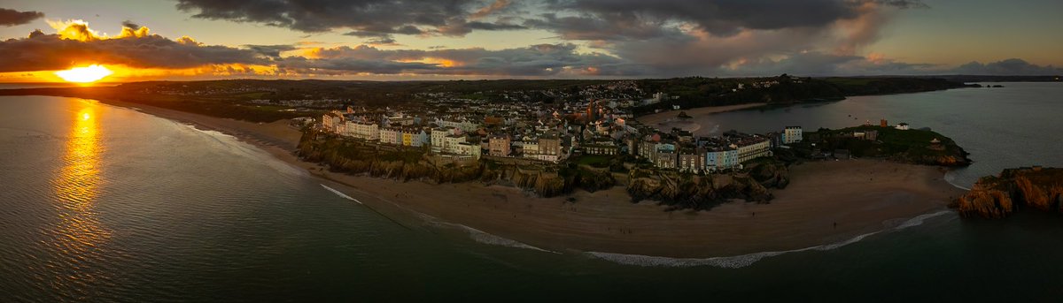 Sunrise and sunset panoramas at Tenby on the weekend. 
Dinbych-y-pysgod ar y penwythnos.  
@VisitPembs @visitwales @WalesCoastPath @Ruth_ITV @DerekTheWeather @croesocymru