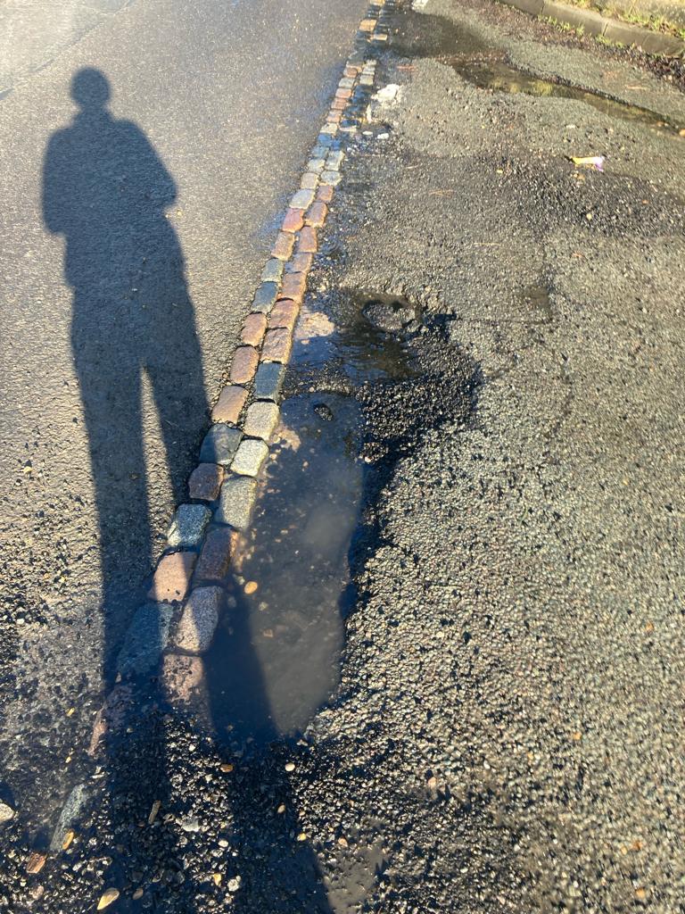 KamSoor's tweet photo. Lost for words how @BucksCouncil carry out what they call road repairs. 1st pic is their patch repair, 2nd pic is 2 days later.
Such lovley use of our taxs.
You would think pics are the other way around but you would be wrong.
#councilmoneymanagement #notmymoneysowhocaresattitude https://t.co/2t5FLUr1HV