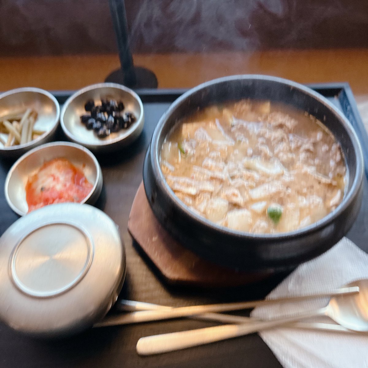 BySorella's tweet photo. 家に帰り着くのは夜中になるので、空港で早めの晩御飯を食べて飛行機に乗ります✈️
辛くない表示だったけど、普通に辛かった（笑）
そう言えば今回、辛いものを何も食べてないような…🤣
#韓国旅行
#ひとり韓国 https://t.co/yRdBaDL2dN