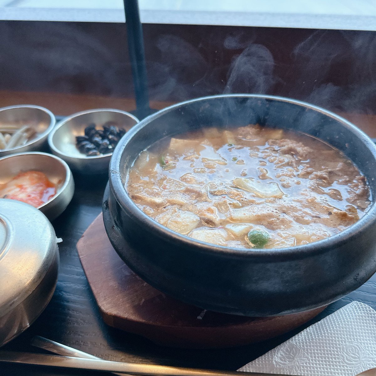 BySorella's tweet photo. 家に帰り着くのは夜中になるので、空港で早めの晩御飯を食べて飛行機に乗ります✈️
辛くない表示だったけど、普通に辛かった（笑）
そう言えば今回、辛いものを何も食べてないような…🤣
#韓国旅行
#ひとり韓国 https://t.co/yRdBaDL2dN