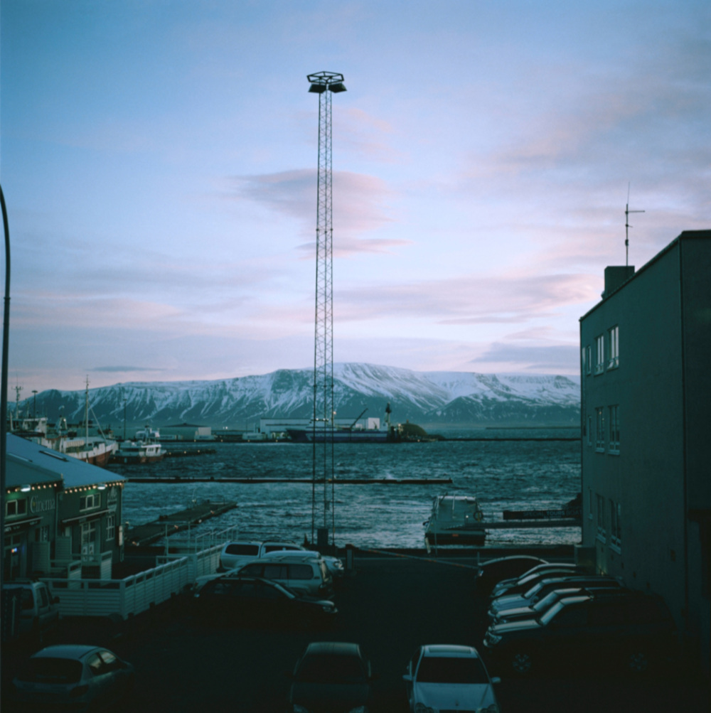 #Exposition📷 
🚨 Derniers jours pour découvrir "Maintenant et un peu après" de Huayra LLanque
🗓 jusqu'à dimanche 14 janvier 2024
📍 Médiathèque <a href="/EdmondBib/">Bib Edmond Rostand</a>  - Paris 17e

Le jour succède à la nuit ou inversement. [...] Où débute la nuit, puis le jour?

👉 eur-artec.fr/evenements/mai…