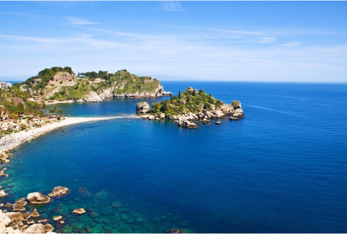 r_fatin's tweet photo. When it comes to traveling to Italy, people often think of great architectural works and famous cities. However, a significant contributor to attracting tourists to Italy are the beautiful, romantic beaches. So do you know which famous beaches Italy has? If not, please immediately note the list of the most beautiful beaches