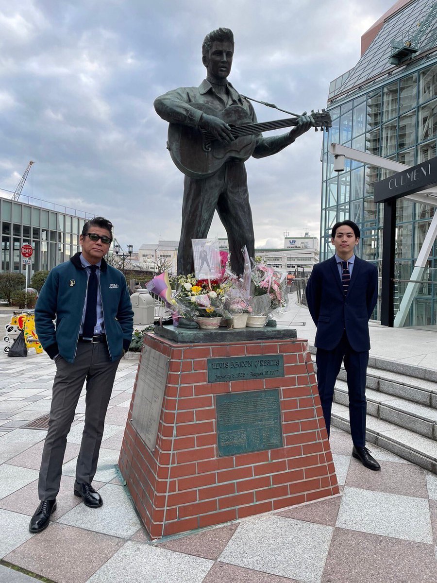 brmc1955's tweet photo. エルヴィスの誕生日って最近では成人式と被って、ウチの2ndもそのくち。もちろんエルヴィスが89歳、亡くなってからが遥かに長い。まぁ親父に付き合えよ、新春のエルヴィス詣で。もちのLiveイベント有難く。 https://t.co/P73hRwqN2z