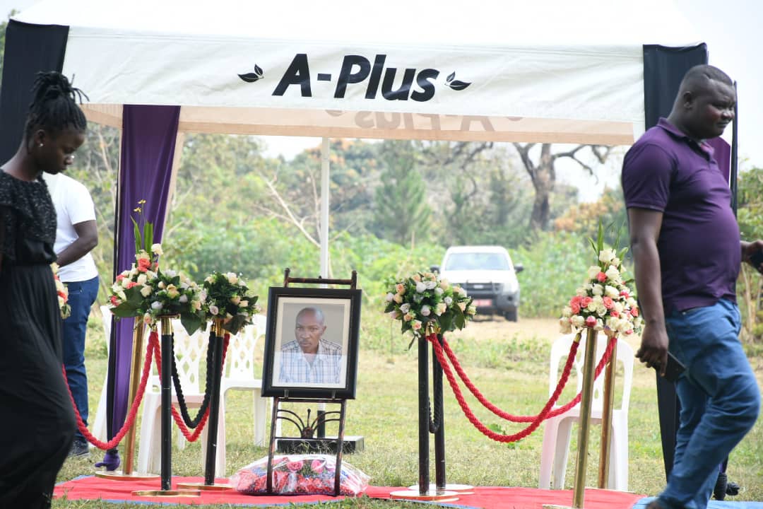 DailyMonitor's tweet photo. Hundreds of mourners attend the burial ceremony of the late Prince Samuel Nyaika Amooti of Bunyoro Kitara kingdom in Kyamongi-Kakindo village, Kyabigambire Sub County, Hoima District in western Uganda.
Prince Nyaika, the younger brother of Dr Solomon Gafabusa Iguru I, the Omukama of Bunyoro Kitara kingdom, succumbed to diabetes on Tuesday afternoon at Mengo Hospital in Kampala. He will be buried today at Mparo royal tombs.
#MonitorUpdates

 📸 @ALEXASHABA1