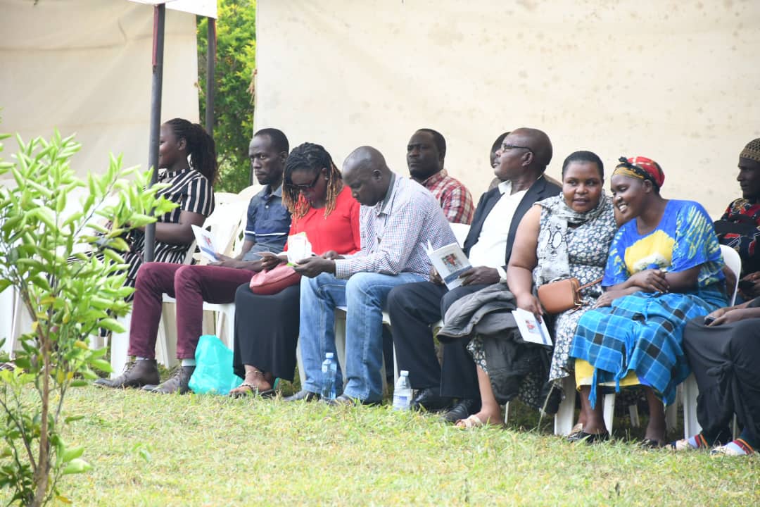 DailyMonitor's tweet photo. Hundreds of mourners attend the burial ceremony of the late Prince Samuel Nyaika Amooti of Bunyoro Kitara kingdom in Kyamongi-Kakindo village, Kyabigambire Sub County, Hoima District in western Uganda.
Prince Nyaika, the younger brother of Dr Solomon Gafabusa Iguru I, the Omukama of Bunyoro Kitara kingdom, succumbed to diabetes on Tuesday afternoon at Mengo Hospital in Kampala. He will be buried today at Mparo royal tombs.
#MonitorUpdates

 📸 @ALEXASHABA1