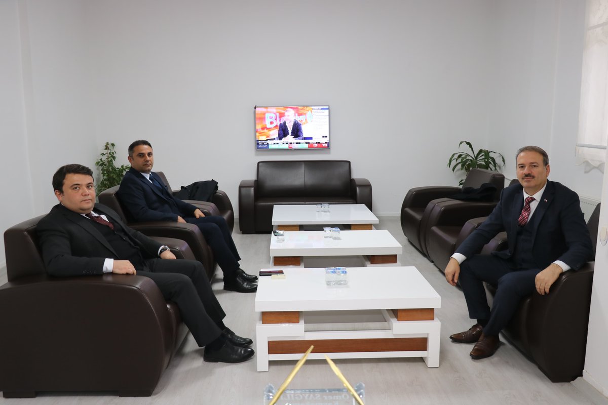 İl Milli Eğitim Müdürümüz Sayın Ali Tosun, Gerger Kaymakamı Sayın Ömer Saygılı'yı makamında ziyaret etti.

Ziyaret sırasında ilçenin eğitim durumu ve yapılan çalışmalar hakkında görüş alışverişinde bulundular.