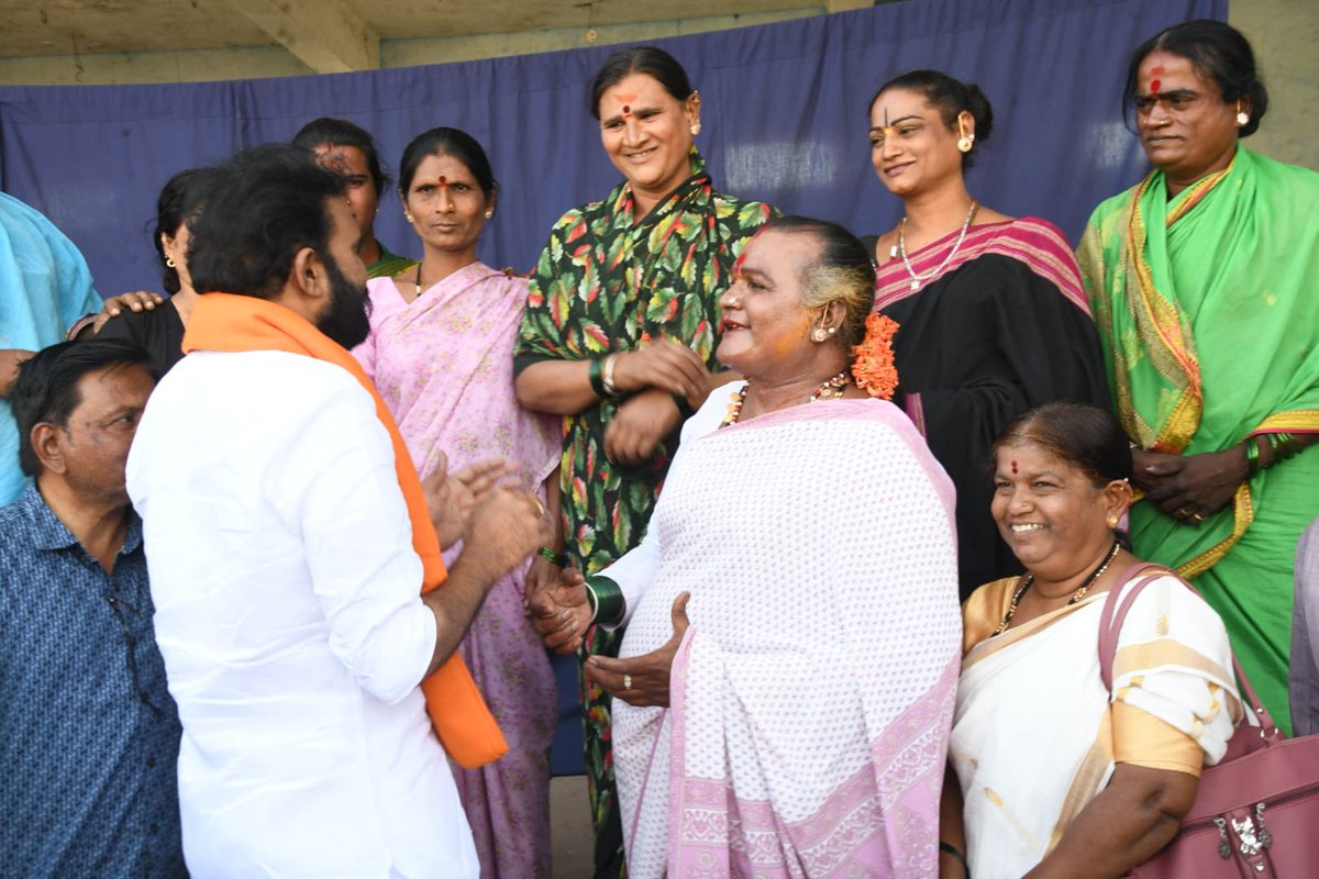 sriramulubjp's tweet photo. ಇಂದು ವಿಜಯನಗರ ಜಿಲ್ಲೆಯ ಮರಿಯಮ್ಮನಹಳ್ಳಿ ಪ್ರವಾಸದಲ್ಲಿ ಪದ್ಮಶ್ರೀ ಪ್ರಶಸ್ತಿ ಪುರಸ್ಕೃತರಾದ ಶ್ರೀ ಜೋಗತಿ ಮಾಂಜಮ್ಮ ಅವರನ್ನು ಭೇಟಿ ಮಾಡಲಾಯಿತು.
#vijayanagara #Hospet #manjamma #jogathimanjamma #maremanahalli https://t.co/RN4rv3BcG2