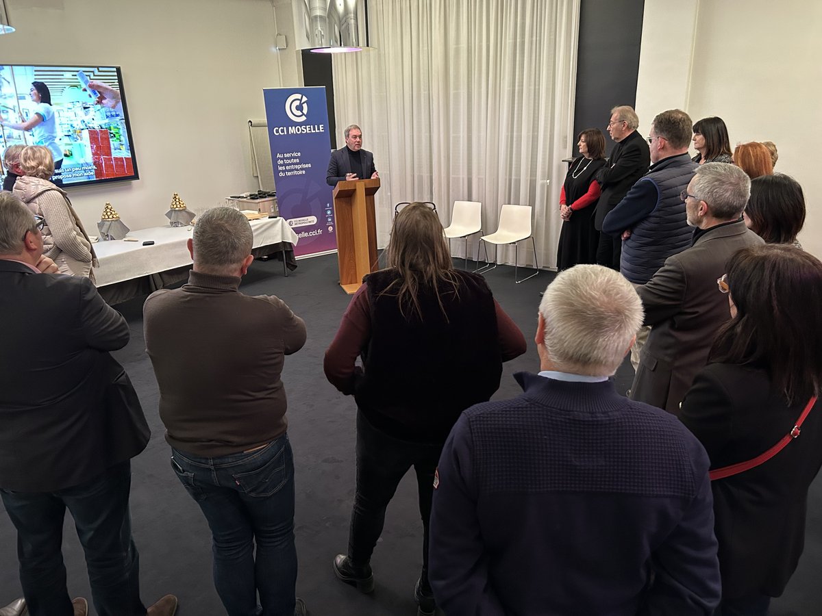 👑🥂 Dans une ambiance conviviale et chaleureuse, mercredi 10 janvier, F. Genter,  <a href="/president_cci57/">president_cci57</a> , a présenté ses vœux aux élus de la CCI et aux représentants  des branches professionnelles, clubs et réseaux d'entreprises.