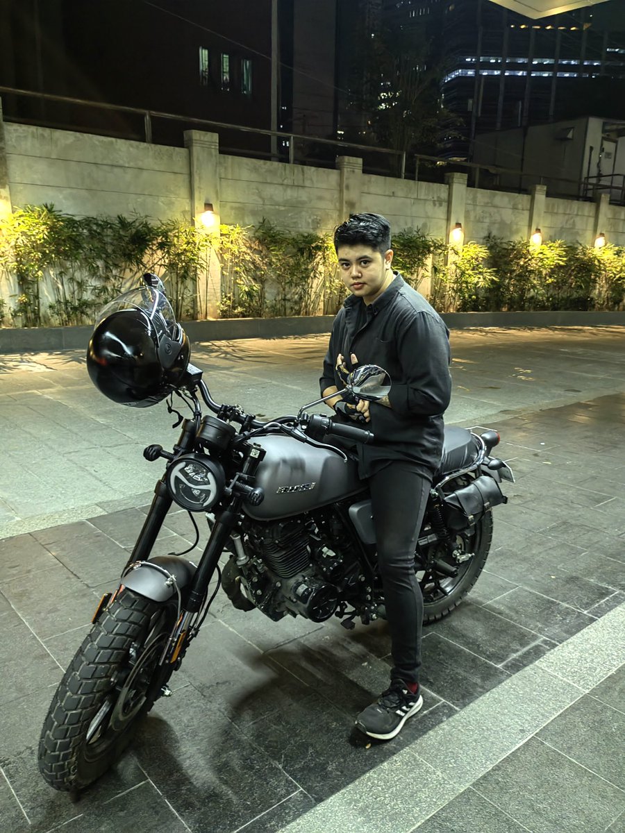 TINdestructible's tweet photo. Been wanting this bike since I was 18 haha Thanks dad! https://t.co/V1CRWm35hP