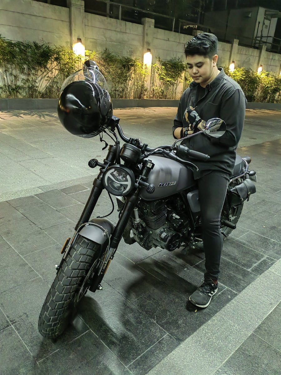 TINdestructible's tweet photo. Been wanting this bike since I was 18 haha Thanks dad! https://t.co/V1CRWm35hP