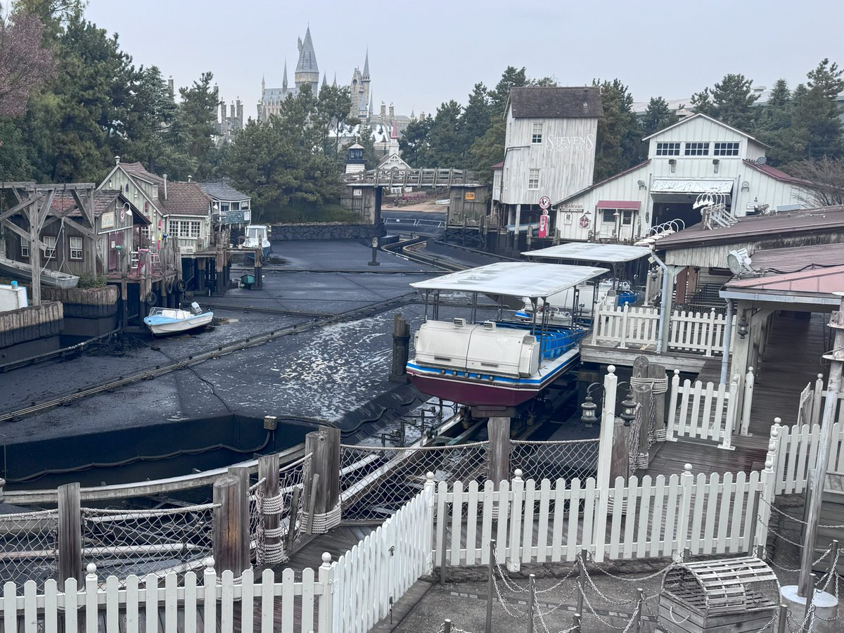 LCASTUDIOS_USJ's tweet photo. 実はジョーズの湖………じゃなくて海底は、ここ最近、急に真っ黒になりました

これが意図的にペンキを塗ったからなのか、ただ染色液が長年染み込んだ結果なのかは不明

ただ急に真っ黒になってます
#USJ #JAWS_now https://t.co/jA43fegexp