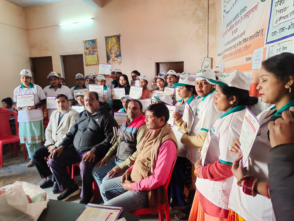 DayNulmMirzapur's tweet photo. उद्यमिता विकास कार्यक्रम के अंतर्गत प्रशिक्षण  का समापन समारोह, जिसमें प्रशिक्षणार्थियों को निदेशक - RSETI एवं शहर मिशन प्रबंधक द्वारा प्रमाण पत्र वितरित किया गया
#Duda #Mirzapur #DAYNULM #RSETI #LEADBANK https://t.co/r4JNGmZKcL