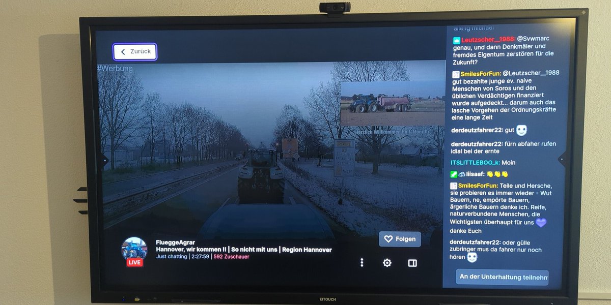 Dafuq? Bauern streamen live aus den Blockaden via twitch? Irgendwas ist an mir vorbei gegangen...