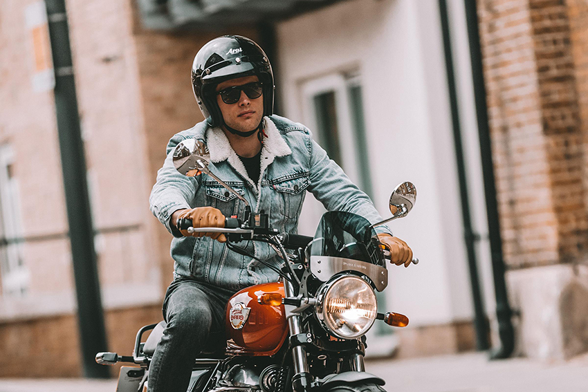 In Spanje vielen vorig jaar opvallend veel motordoden. Als reactie wordt het dragen van goedgekeurde handschoenen (echt...) en een systeem- of integraalhelm verplicht gesteld, vermoedelijk ook voor toeristen.