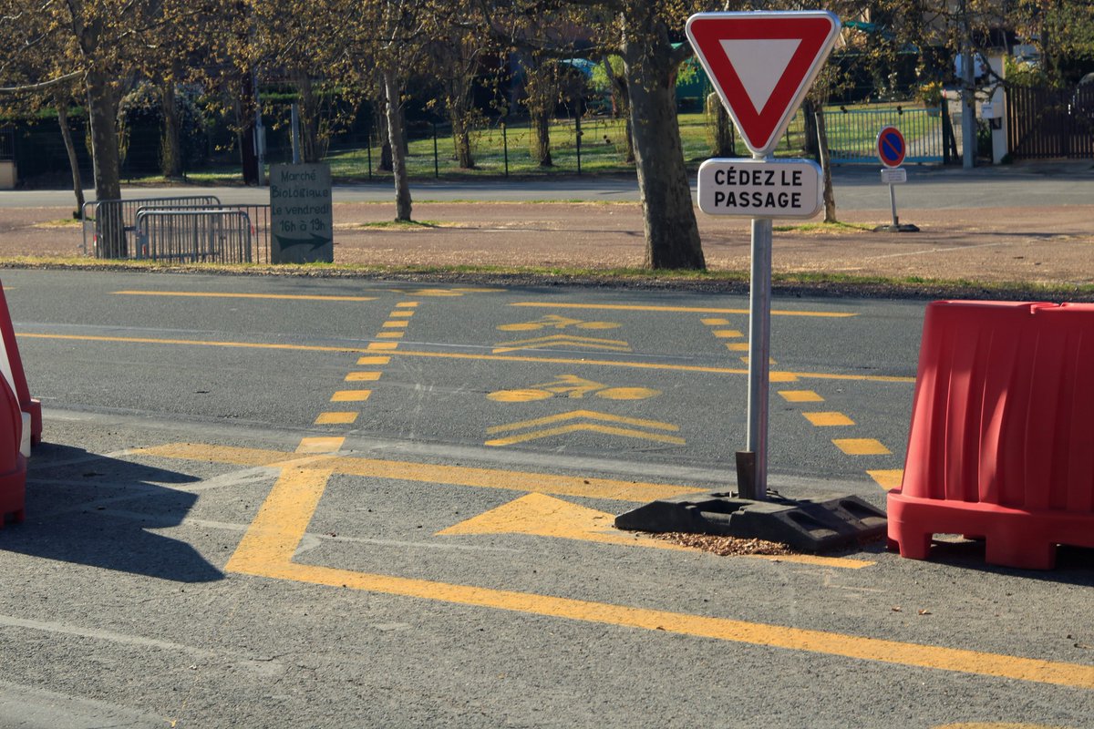 🚴‍♀️Comment les coronapistes ont influencé les pratiques cyclistes? Quels sont les intérêts et limites de la dimension tactique des coronapistes? A lire dans notre enquête en selle dans 5 métropoles françaises
#cyclisme #urbanisme #Lyon #saintetienne 
journals.openedition.org/espacepolitiqu…
