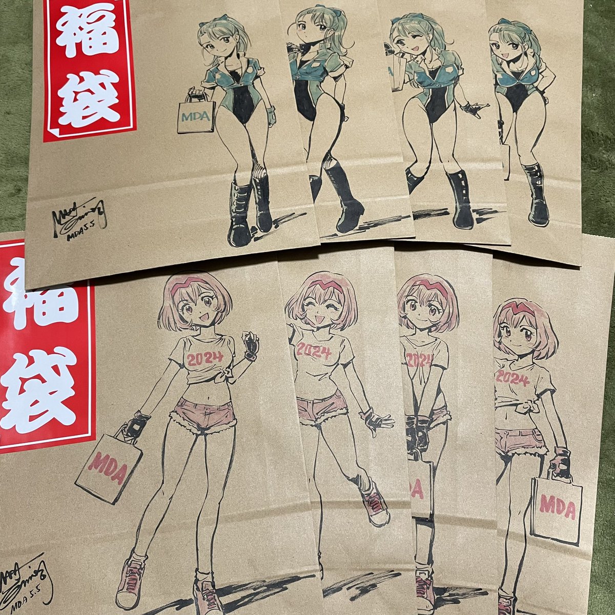 今回は展示より楽しんでもらうのが一番ということで、福袋も用意してます。
レアものも含む同人誌とか、クリアファイル、アクキー&amp;アクスタ、缶バッジなど、グッズこれでもかの詰め合わせ。
目玉は袋そのもの!ひとつずつ肉筆画入りという大バカ振る舞い。
12個くらいは用意したいけど、さて…😅 
