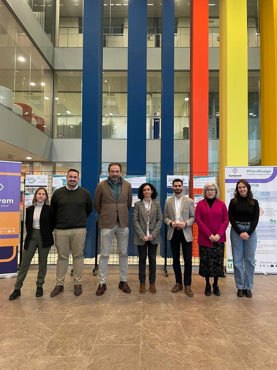 UJIuniversitat's tweet photo. Presentació de l'entitat @SEMBREM_org i el «Projecte Gratitud», amb motiu de la celebració del día de la gratitud🙌🏽
Una exposició infogràfica amb el propòsit de divulgar els coneixements i investigacions realitzades en el camp de la psicologia sobre el constructe de la gratitud per a promoure el seu ús. En la exposició podem participar de forma activa escribint les nostres cartes d’agraïment i coneixent diverses formes d’ agrair als treballadors de diferents ámbits com al sanitari.