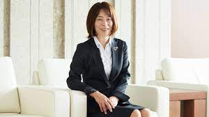 kazki_arhai's tweet photo. 昭和の典型的な女性の進路で女子大へ進学
↓
1991年に卒業後、日興證券に営業職として入社
↓
直後に証券会社の損失補填問題が発覚。
※当時の日本はバブル崩壊後でこの手のスキャンダルが一気に明るみに出た時期だった
↓
↓
思い描いていた仕事とはだいぶ違う、営業停止やクレーム対応に追われる日々…
↓
4年耐え忍んだ後、結婚が決まったこともあり、紫外線ランプ輸出企業に26歳で初転職。
↓
29歳で第1子を出産し、退職を決意。
「女性が結婚や出産を機に家庭に入るのは当たり前だと思っていた」と専業主婦に。
↓
30歳で第2子出産
↓
32歳の時、仕事復帰したくなって派遣社員で証券会社に入社
↓
すると、日興時代の元同期から
「どうせ働くなら戻っておいでよ」と声が掛かる。
↓
幼い子供が2人も居て、フルタイムの仕事と育児の両立ができるか散々悩む
↓
「仕事と育児の両立を経験してみないとわからないから、やってみてから判断しよう。まだ若くて気力も体力もあるうちに、チャレンジしなきゃもったいない！」
と復帰を決意
↓
↓
しかし、復帰直後にITバブルが崩壊。気分は人生どん底に…
↓
仕事は厳しい局面だったが、33歳で3人目の子宝に恵まれる。しかしこれが再び彼女に試練を突き付ける。
↓
↓
結婚後も女性が働き続けることが珍しかった時代に、夫に負担を掛けまいと1人で家事育児に奮闘。仕事も周囲に迷惑を掛けまいと精力的にこなす日々。
↓
仕事と家庭のスケジュールを全て書き出し、やり終えたことから塗りつぶす、徹底的なToDo管理。
↓
そんな超人的なスケジュールを熟して2年が経過するも、35歳で突然倒れて入院してしまう。
↓
他人にはわからない仕事を大量に残し、引継ぎも当然できない中、1カ月半会社を休むことに…
↓
↓
周囲に迷惑を掛けまいと奮闘してきた結果、家族にも職場にも顧客にも、心配と迷惑をかける大失敗となる。※本人談
↓
自分への過信、目先のことばかりで先々の危機管理不足。自分が「完璧にこなせている」と思いたかっただけで、自己満でしかなかったと大いに反省。
↓
“余裕”を残して働くように自らの働き方を改革
↓
36歳で第4子出産！！！
↓
↓
その後、リーマンショックも乗り越え45歳で大宮支店の営業課長に就任。義母の家事・育児のサポートを受け、人生初の管理職に挑戦。
↓
しかしチーム内の情報共有やコミュニケーションが少なく、悩み続ける日々…
↓
部下1人1人に頻繁に話し掛け、訪問先にも同行。全員の人柄や営業スタイルを把握していく。
↓
個性を把握した後、社内で話す際に「我関せず」の態度を取っていた社員も敢えて話の輪に巻き込んでいく。
↓
↓
次第にチーム内のコミュニケーションが増え、それぞれが自分の担当分野で積極的にリーダーシップを発揮し、情報共有も行われる強いチームへと変貌を遂げる。
↓
↓
大宮支店での実績が評価され、課長就任から僅か2年、47歳で浦和支店長に。
↓
翌年、48歳で証券会社の花形プライベート・バンキングの第三部長に抜擢
↓
50歳でSMBC日興證券、101年の歴史上初の女性役員に就任。
↓
53歳で常務執行役員に昇格。

キャリアと育児の両立に悩む、全てのママ・パパ達に夢と希望を与えるその女性の名は、中村佳代 SMBC日興証券執行役員！！
4人の子育てと仕事を見事に両立させ、大企業の常務執行役員まで登り詰めたのは凄過ぎる！！是非とも社長までいって欲しい！！！