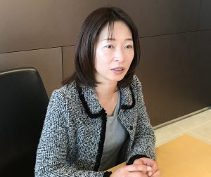 kazki_arhai's tweet photo. 昭和の典型的な女性の進路で女子大へ進学
↓
1991年に卒業後、日興證券に営業職として入社
↓
直後に証券会社の損失補填問題が発覚。
※当時の日本はバブル崩壊後でこの手のスキャンダルが一気に明るみに出た時期だった
↓
↓
思い描いていた仕事とはだいぶ違う、営業停止やクレーム対応に追われる日々…
↓
4年耐え忍んだ後、結婚が決まったこともあり、紫外線ランプ輸出企業に26歳で初転職。
↓
29歳で第1子を出産し、退職を決意。
「女性が結婚や出産を機に家庭に入るのは当たり前だと思っていた」と専業主婦に。
↓
30歳で第2子出産
↓
32歳の時、仕事復帰したくなって派遣社員で証券会社に入社
↓
すると、日興時代の元同期から
「どうせ働くなら戻っておいでよ」と声が掛かる。
↓
幼い子供が2人も居て、フルタイムの仕事と育児の両立ができるか散々悩む
↓
「仕事と育児の両立を経験してみないとわからないから、やってみてから判断しよう。まだ若くて気力も体力もあるうちに、チャレンジしなきゃもったいない！」
と復帰を決意
↓
↓
しかし、復帰直後にITバブルが崩壊。気分は人生どん底に…
↓
仕事は厳しい局面だったが、33歳で3人目の子宝に恵まれる。しかしこれが再び彼女に試練を突き付ける。
↓
↓
結婚後も女性が働き続けることが珍しかった時代に、夫に負担を掛けまいと1人で家事育児に奮闘。仕事も周囲に迷惑を掛けまいと精力的にこなす日々。
↓
仕事と家庭のスケジュールを全て書き出し、やり終えたことから塗りつぶす、徹底的なToDo管理。
↓
そんな超人的なスケジュールを熟して2年が経過するも、35歳で突然倒れて入院してしまう。
↓
他人にはわからない仕事を大量に残し、引継ぎも当然できない中、1カ月半会社を休むことに…
↓
↓
周囲に迷惑を掛けまいと奮闘してきた結果、家族にも職場にも顧客にも、心配と迷惑をかける大失敗となる。※本人談
↓
自分への過信、目先のことばかりで先々の危機管理不足。自分が「完璧にこなせている」と思いたかっただけで、自己満でしかなかったと大いに反省。
↓
“余裕”を残して働くように自らの働き方を改革
↓
36歳で第4子出産！！！
↓
↓
その後、リーマンショックも乗り越え45歳で大宮支店の営業課長に就任。義母の家事・育児のサポートを受け、人生初の管理職に挑戦。
↓
しかしチーム内の情報共有やコミュニケーションが少なく、悩み続ける日々…
↓
部下1人1人に頻繁に話し掛け、訪問先にも同行。全員の人柄や営業スタイルを把握していく。
↓
個性を把握した後、社内で話す際に「我関せず」の態度を取っていた社員も敢えて話の輪に巻き込んでいく。
↓
↓
次第にチーム内のコミュニケーションが増え、それぞれが自分の担当分野で積極的にリーダーシップを発揮し、情報共有も行われる強いチームへと変貌を遂げる。
↓
↓
大宮支店での実績が評価され、課長就任から僅か2年、47歳で浦和支店長に。
↓
翌年、48歳で証券会社の花形プライベート・バンキングの第三部長に抜擢
↓
50歳でSMBC日興證券、101年の歴史上初の女性役員に就任。
↓
53歳で常務執行役員に昇格。

キャリアと育児の両立に悩む、全てのママ・パパ達に夢と希望を与えるその女性の名は、中村佳代 SMBC日興証券執行役員！！
4人の子育てと仕事を見事に両立させ、大企業の常務執行役員まで登り詰めたのは凄過ぎる！！是非とも社長までいって欲しい！！！