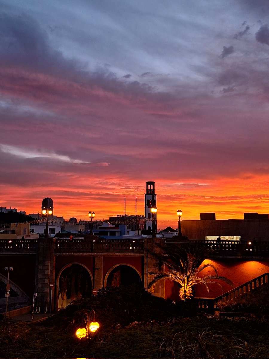 Lo de esta mañana fue una locura. Amanecer en #SantaCruzdeTenerife 🤯😍❤️
