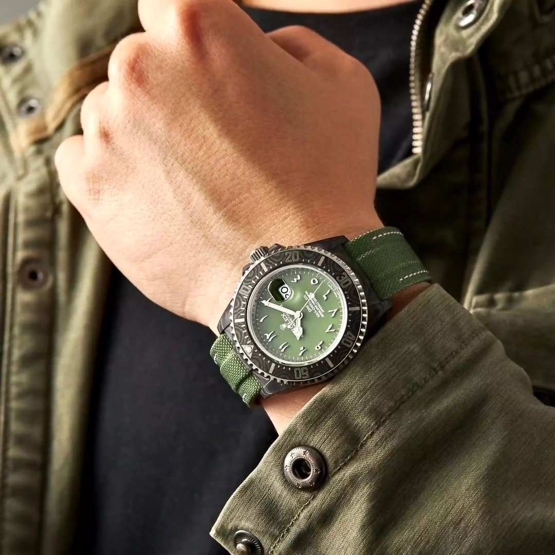 WORLDTIMER_'s tweet photo. NTPT Carbon Rolex DiW Sea Dweller HUNTER ARABIC (Retail:EUR 43.990)
Price & Watch Details: https://t.co/6uba6CMiDr
碳纖 勞力士 海使型
#RolexDiW #seadweller4000 #audemarsPiguetdiver #greenRolex #GreenSub #greendialwatches #greendialwatch #rolexgreenSubmariner #GreenSubmariner https://t.co/VKKEItENjN