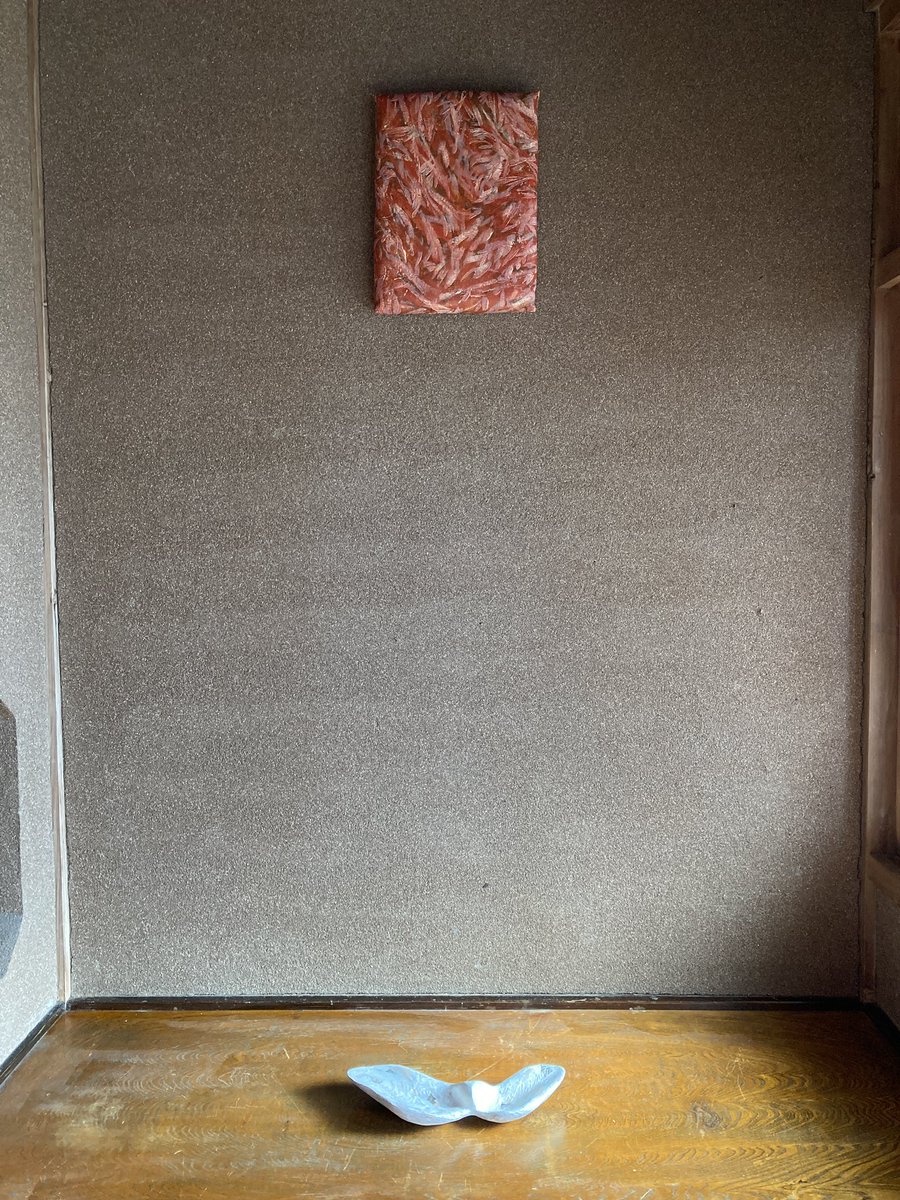 yokolabo's tweet photo. 昨春からの大分の新居の床の間には、長谷川浩子さんの作品「カゼノミミ」と、壁には私の25歳の時の作品「肌景色ーはだけしき」をかけた。新たな気持ちで2024年が始まる。 https://t.co/SZn9yIn3I9