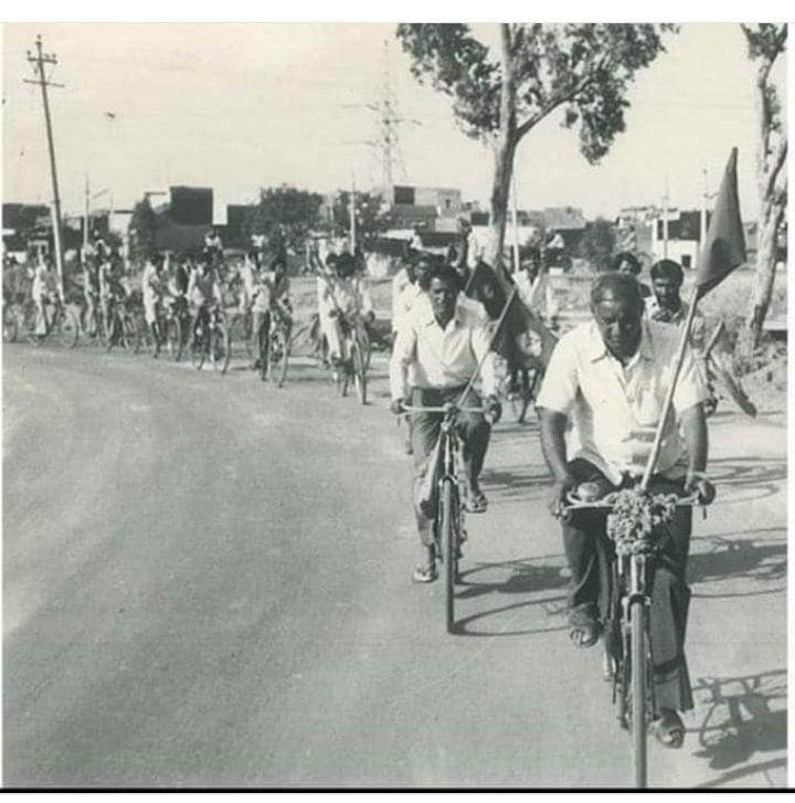 Bspmunugode's tweet photo. కాశ్మిర్ నుండి కన్యాకుమారి వరకు సైకిల్ పైన ప్రయాణం చేసిన ఓ శోధక కర్త దాదాసాహెబ్ కాన్షిరాం జీ నిన్ను మరువదు బహుజనం.....🙏🙏🙏🐘🐘🐘🐘✊ https://t.co/9FL8n785Nl