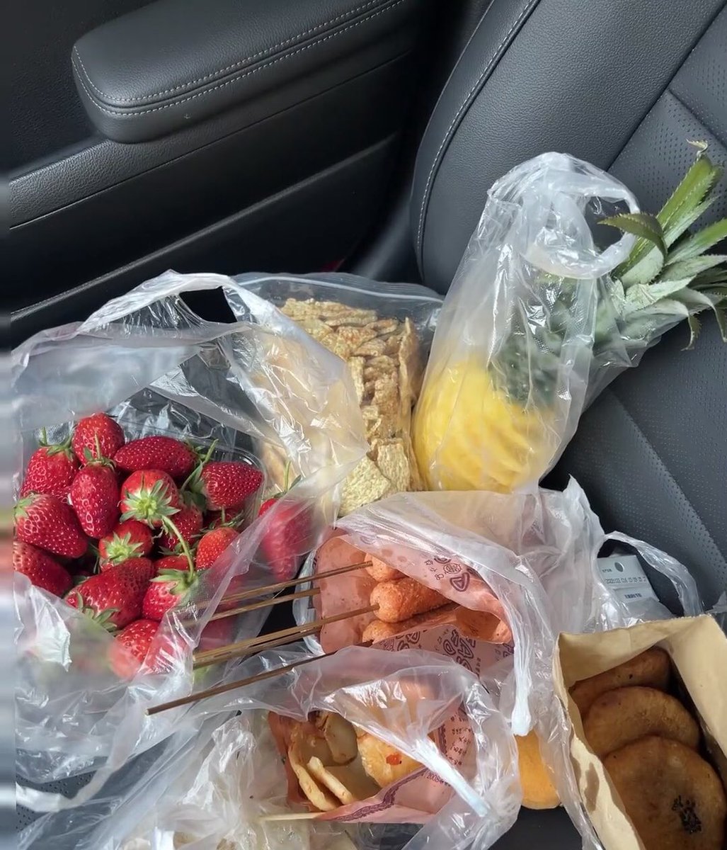 回家嘅路上，一条街都系食嘅，睇睇我买到些乜？