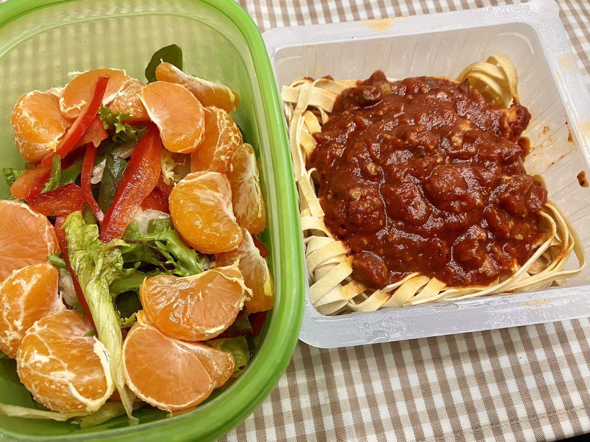 귤 샐러드와 식물성 두부면 라구파스타입니다~
샐러드 드레싱 만들 때 레몬즙을 많이 넣었더니 너무 셔서 먹기 힘들었네요😜
밥 챙겨드시고 좋은 저녁 보내시길 바라요〰️