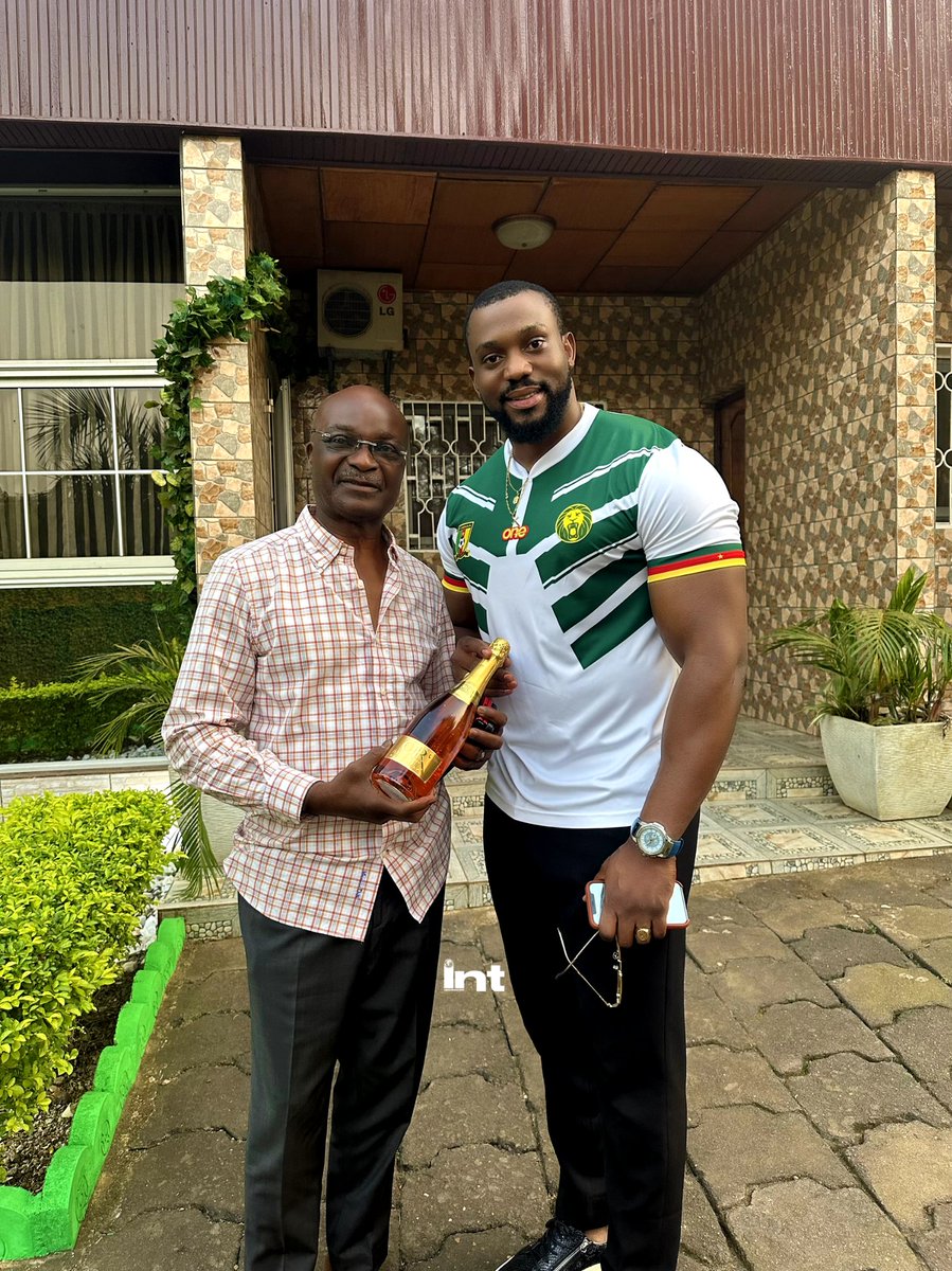 Hier, j’ai eu l’occasion exceptionnelle de rencontrer la légende du football, <a href="/roger_milla_9/">Roger Milla</a> . Pour marquer ce moment unique, j’ai choisi de lui offrir un cadeau spécial, une bouteille de ma marque Or Addict 22K distribuée par Cwwcmr .

#RencontreLégendaire #RogerMilla