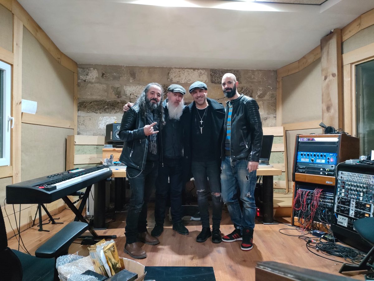 Con esta foto anunciamos que ya están terminados los temas que darán forma a nuestro nuevo E.P.
Iremos desvelando a lo largo de los días algunos detalles del mismo.
Por lo pronto decir que han sido registrados en @estudios_lavina_puamusic con la producción de Javier Valverde.