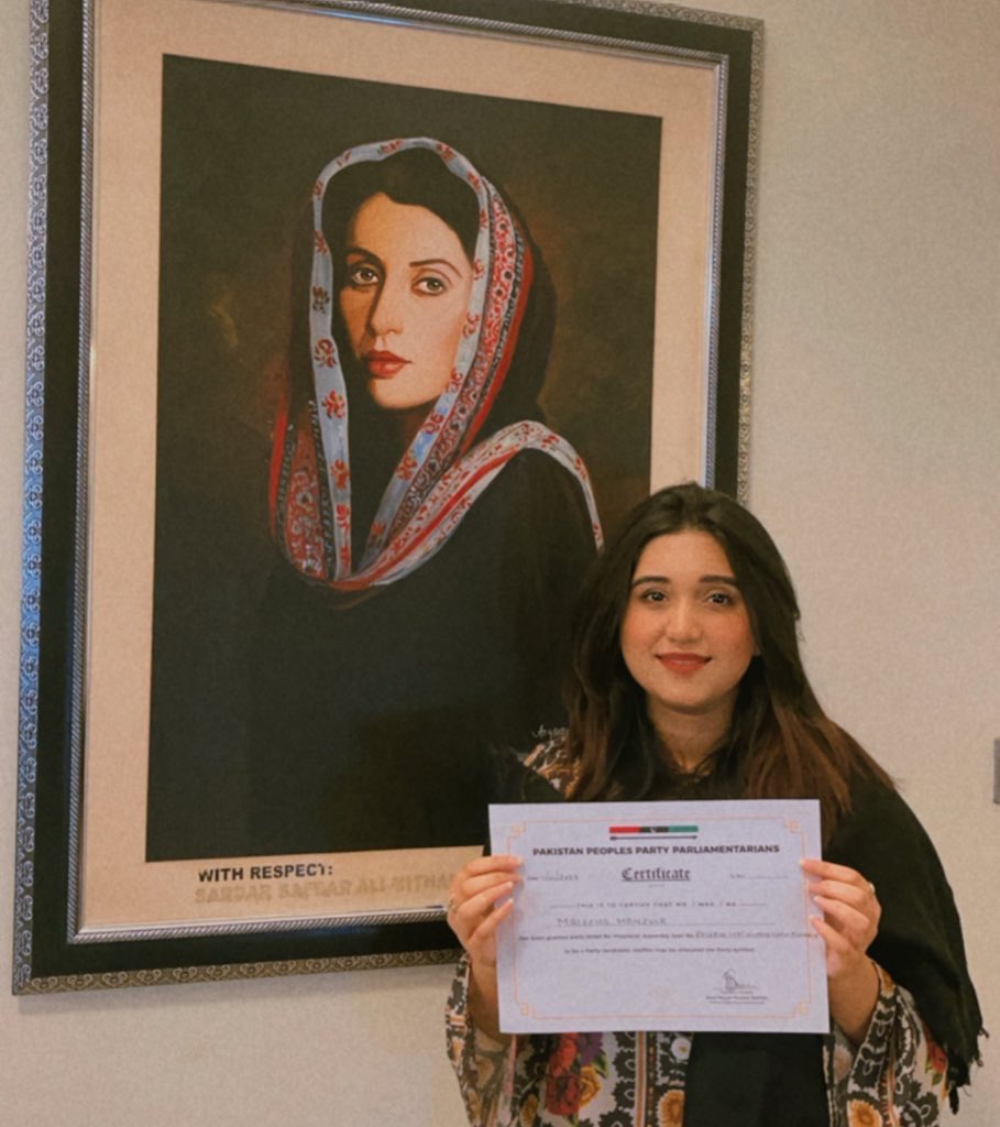 MaleehaManzoor's tweet photo. Received my party ticket for Sindh Assembly. Indebted to my leadership for this great honour. 

Jeay Bhutto Benazir! ❤️🖤💚🏹 https://t.co/UJStwR6yvO