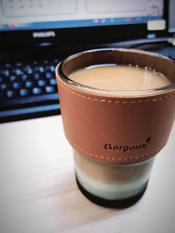 A cup of coffee between the sounds of rain ☕️🌧