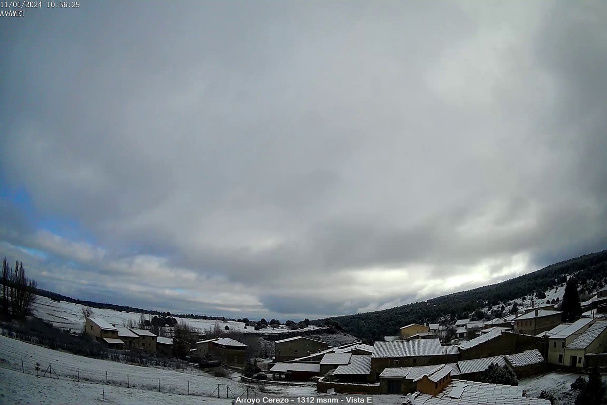 Bon dia! Ens hem despertat amb una xicoteta enfarinada en punts de l'interior nord, a partir d'uns 1000 o 1100 metres. ❄️

Així ho mostren les webcams de la Pobla del Bellestar (Vilafranca), Olocau del Rey, Portell de Morella i Arroyo Cerezo.