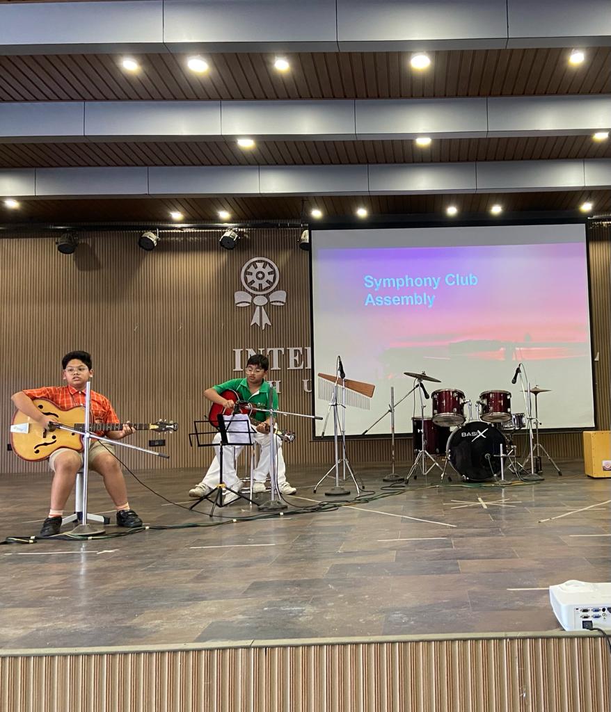 SAI_Edu_In's tweet photo. The Symphony Club's presentation by Grades IV &amp; V was a captivating experience which witnessed blending of classical beats, a harmonious choir and playing of diverse instruments with impressive coordination. 
#MusicalChoir 
#ClubPresentation
#SymphonyClub https://t.co/Lc5UHygJVz